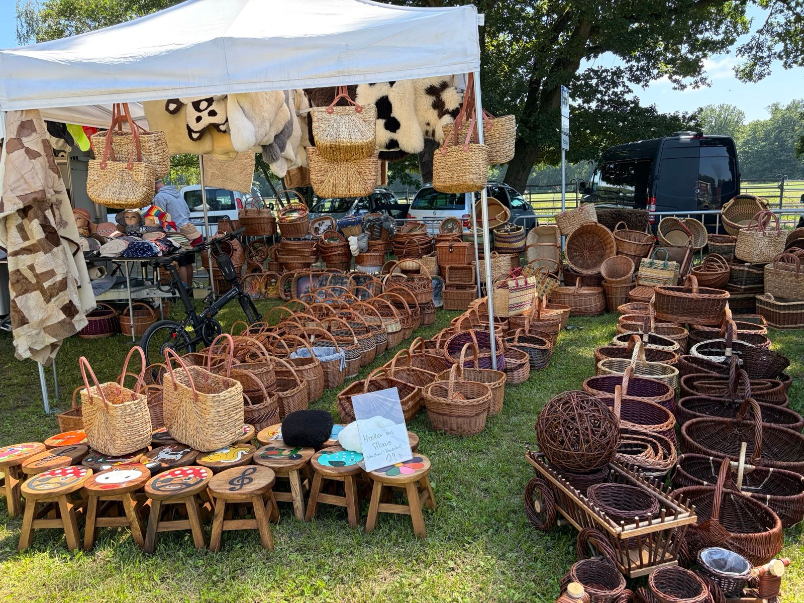 Marktstand mit Korbwaren und Fellen