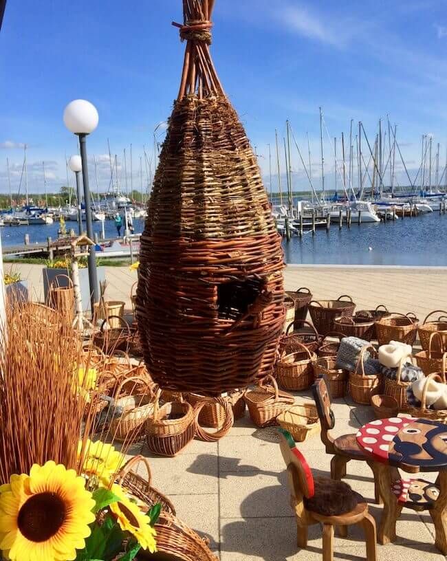 Geflochtene Weidenkörbe am Hafen