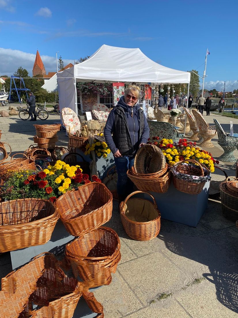 Korbwaren an einem Marktstand am Hafen