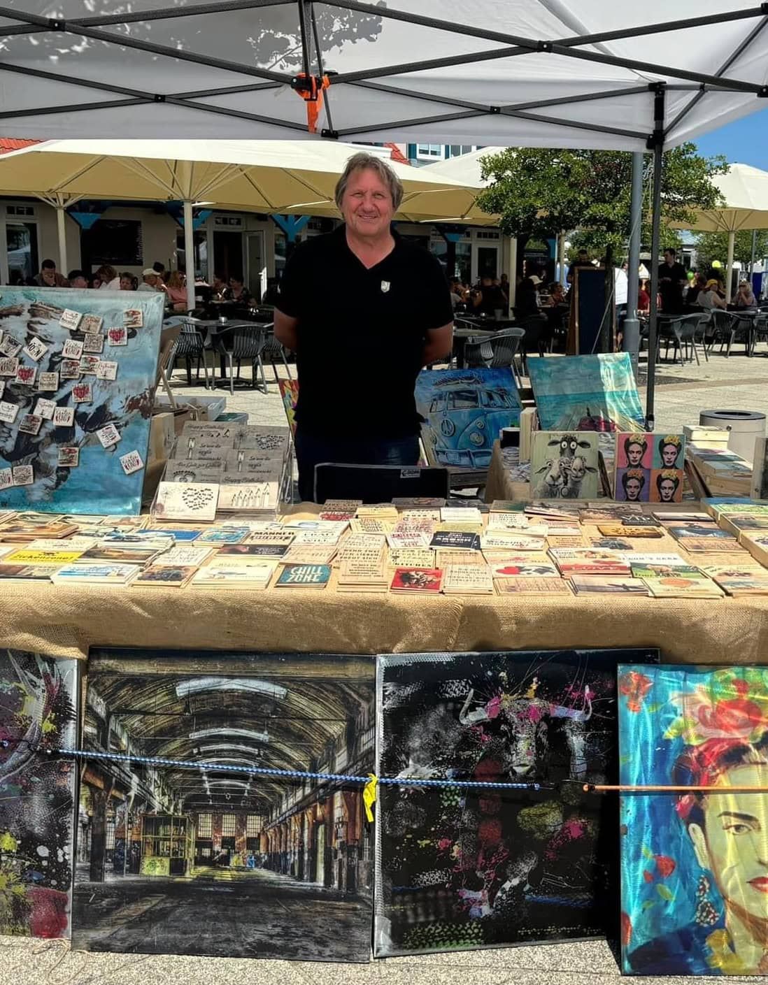 Marktstand mit Kunstdrucken und Karten
