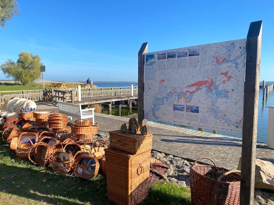 Korbwaren am Hafen an der Ostseeküste