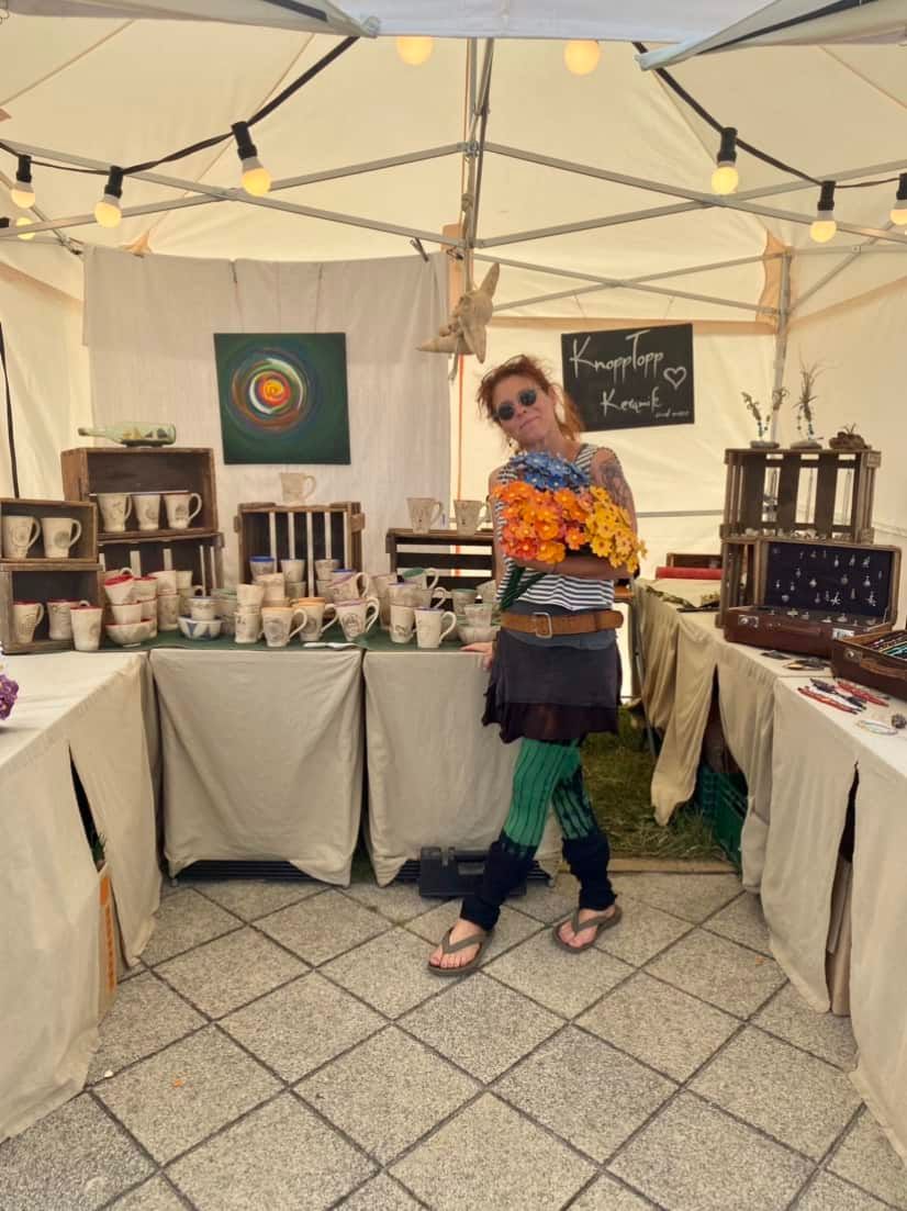 Kunsthandwerkerin an ihrem Stand in Bodstedt