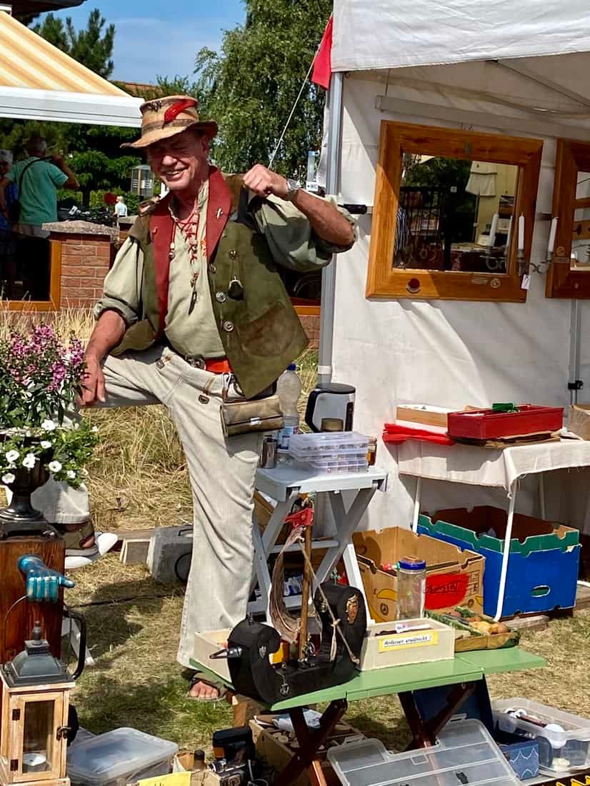 Holzkunsthandwerker mit seinen Arbeiten in Graal-Müritz