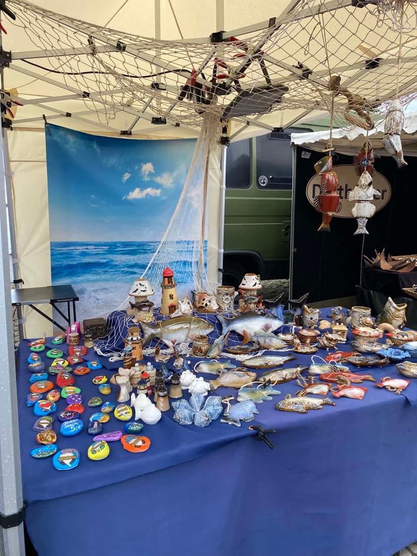 Verkaufsstand mit maritimem Kunsthandwerk auf der Insel Poel