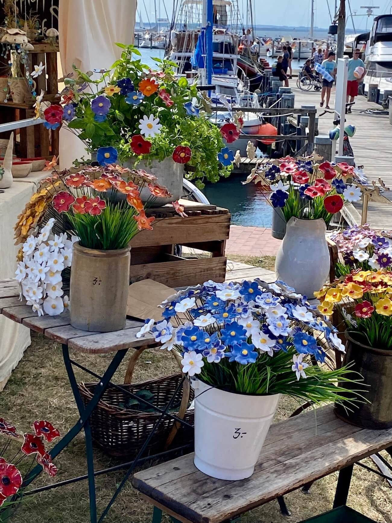 Blumen und Kunsthandwerk auf dem Kunsthandwerkermarkt in Rerik