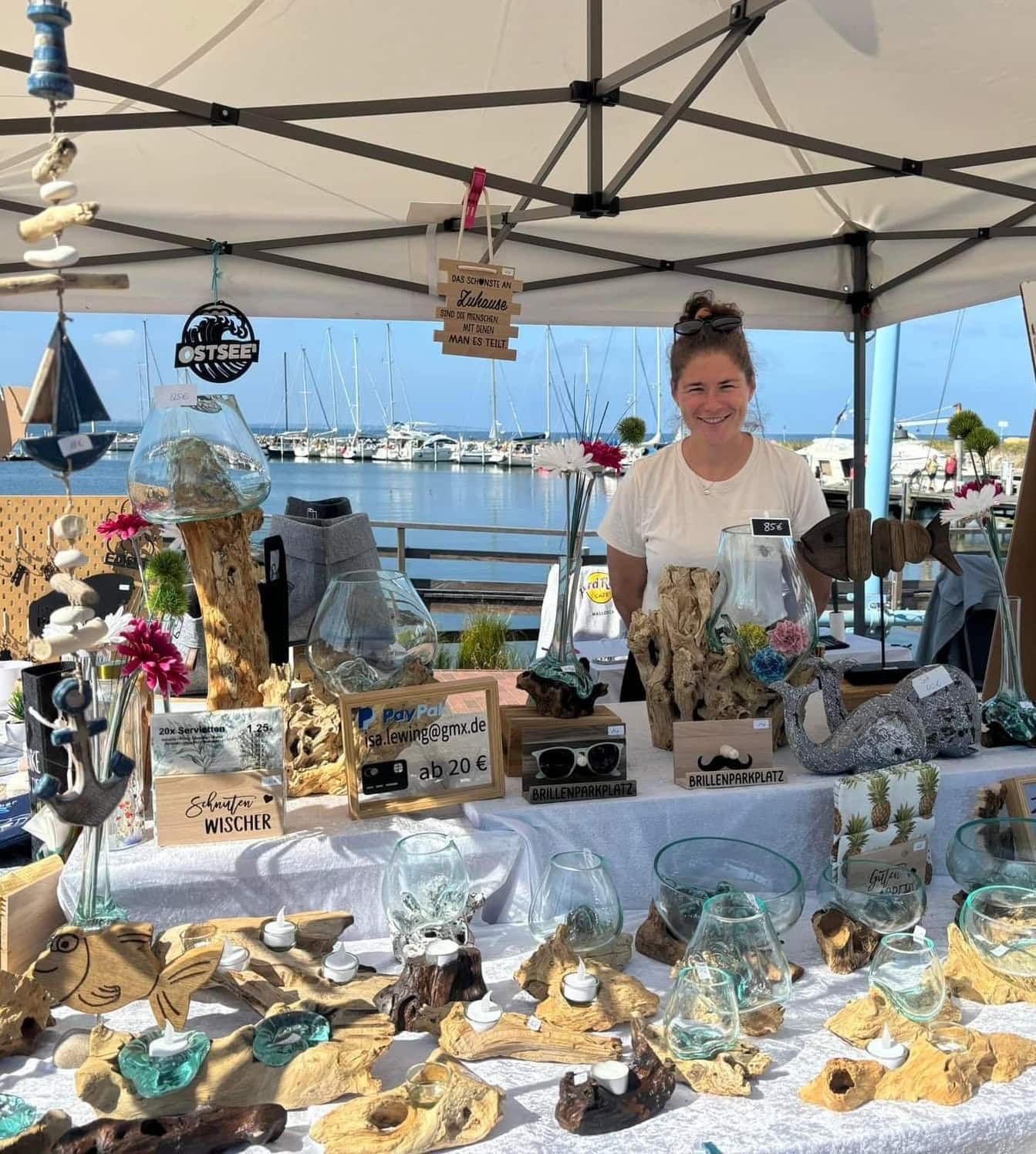 Kunsthandwerk aus Glas an einem Marktstand