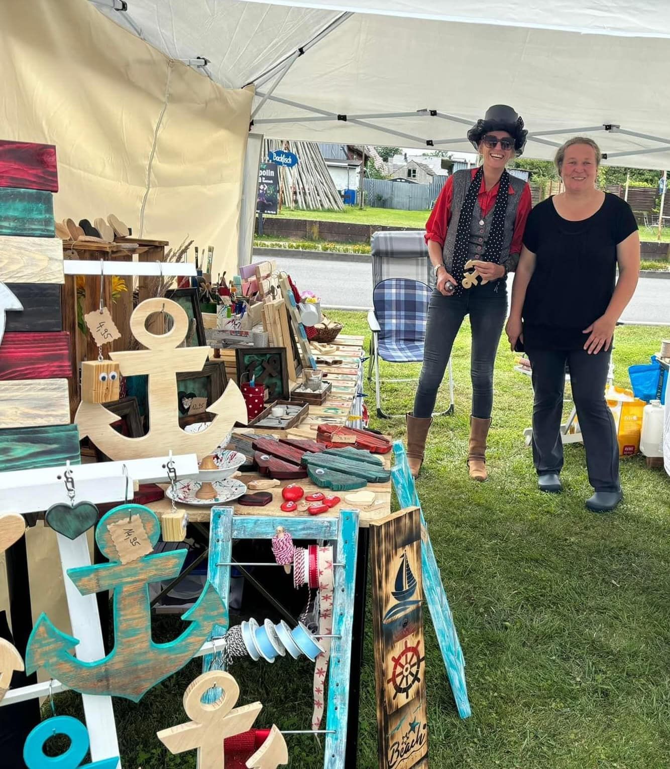 Maritimes Kunsthandwerk mit Ankermotiven an einem Marktstand