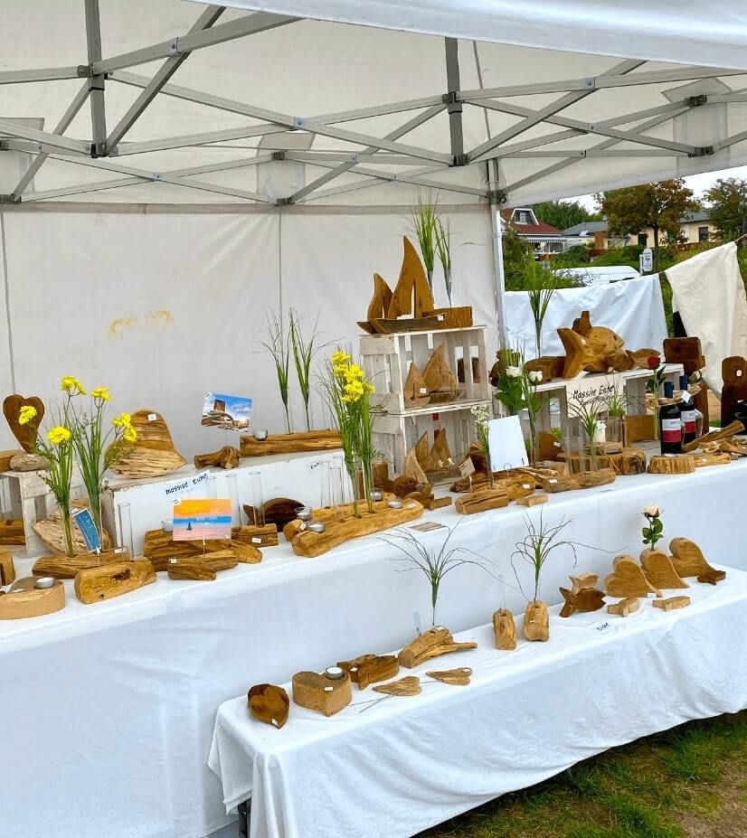 Verkaufsstand mit handgefertigten Holzwaren