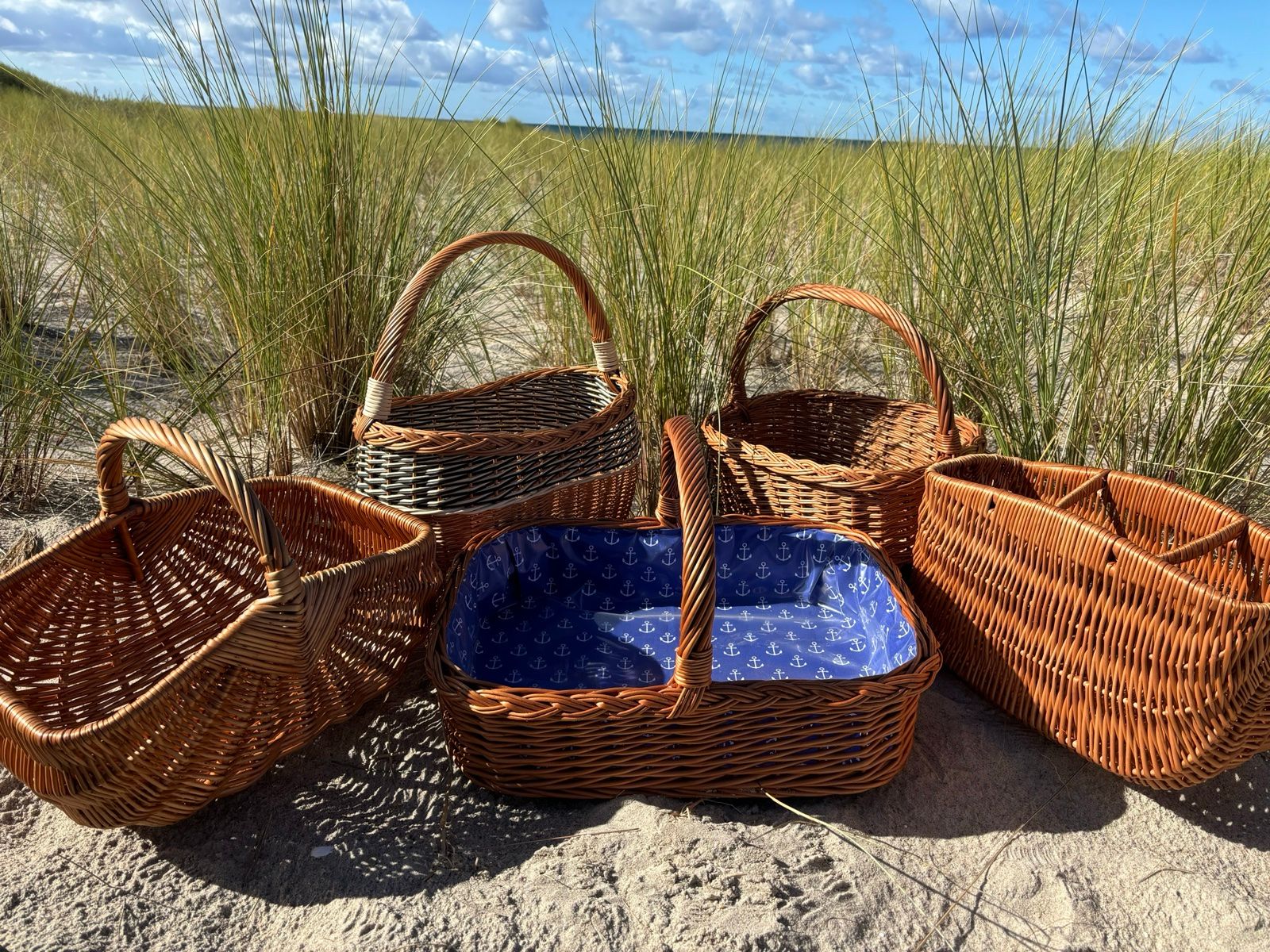 Verschiedene Weidenkörbe in den Dünen